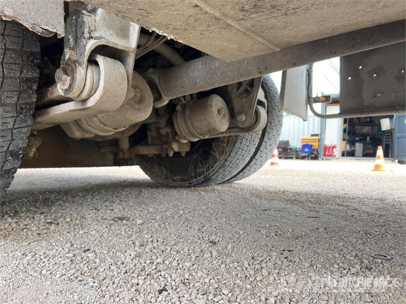 Renault 9000 L on Renault Premium 4x2 Camion Repandeuse A  Autocisterna