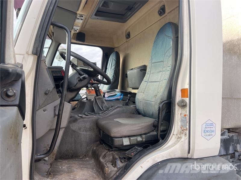 Renault 9000 L on Renault Premium 4x2 Camion Repandeuse A  Autocisterna