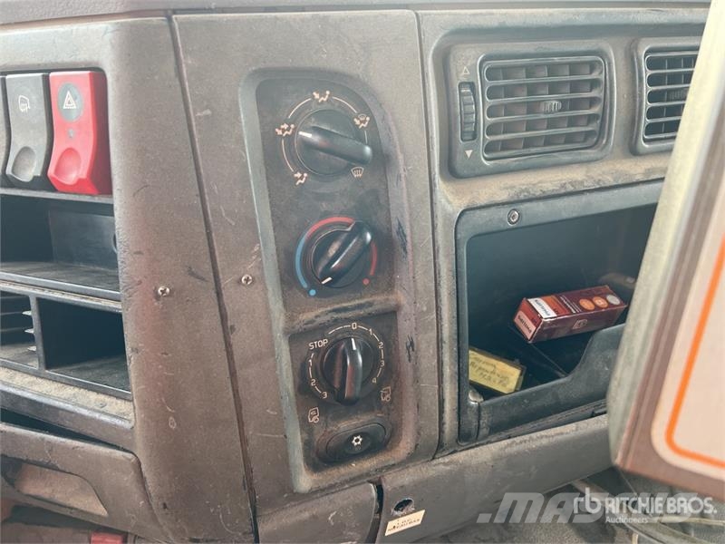 Renault 9000 L on Renault Premium 4x2 Camion Repandeuse A  Autocisterna