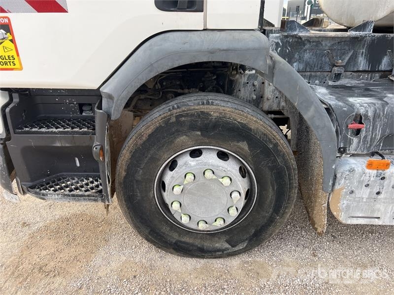 Renault 9000 L on Renault Premium 4x2 Camion Repandeuse A  Autocisterna