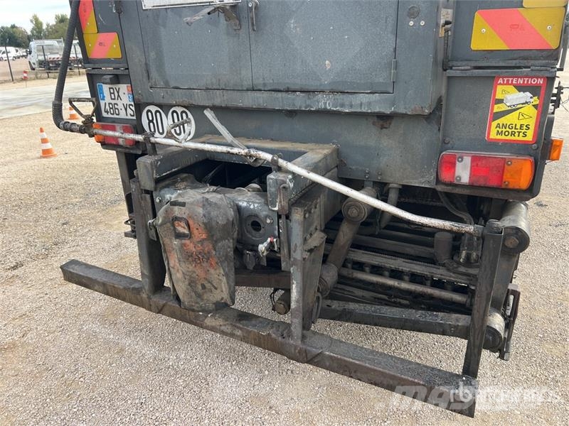 Renault 9000 L on Renault Premium 4x2 Camion Repandeuse A  Autocisterna