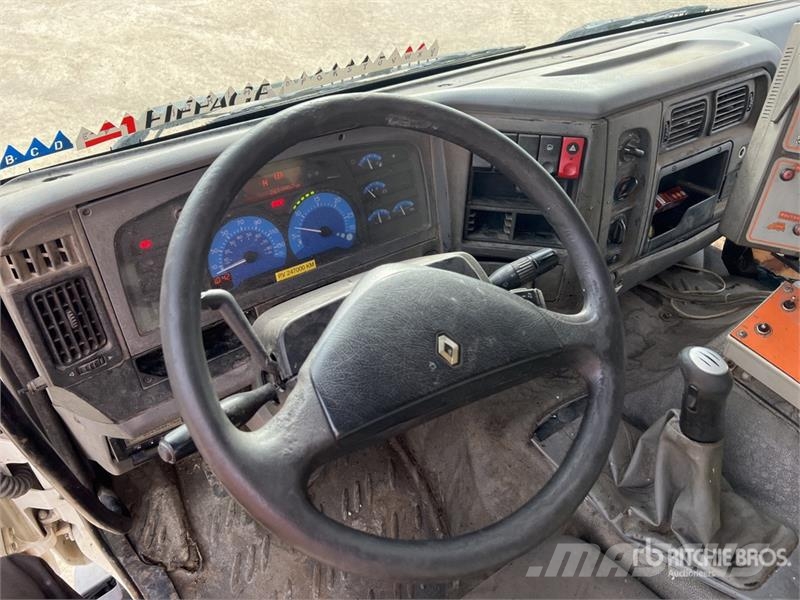 Renault 9000 L on Renault Premium 4x2 Camion Repandeuse A  Autocisterna