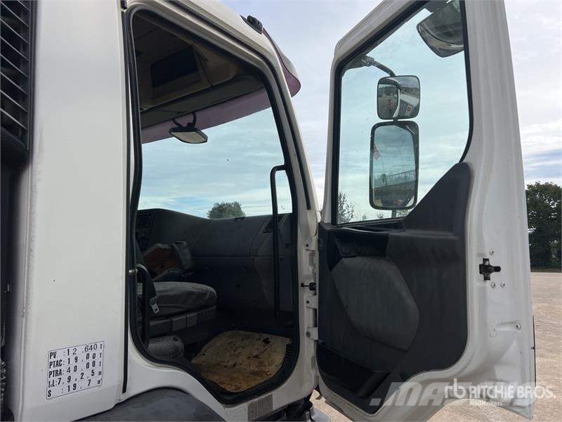 Renault 9000 L on Renault Premium 4x2 Camion Repandeuse A  Autocisterna