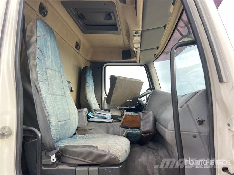 Renault 9000 L on Renault Premium 4x2 Camion Repandeuse A  Autocisterna