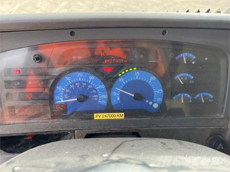 Renault 9000 L on Renault Premium 4x2 Camion Repandeuse A  Autocisterna