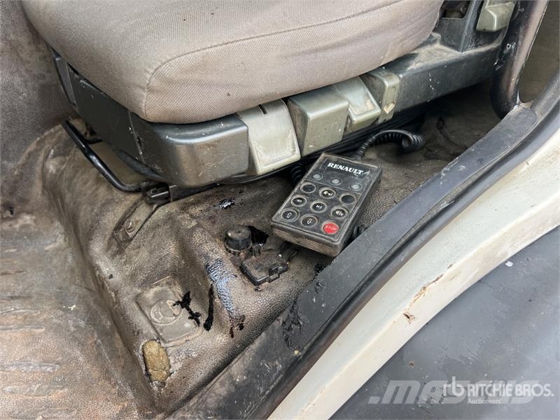 Renault 9000 L on Renault Premium 4x2 Camion Repandeuse A  Autocisterna