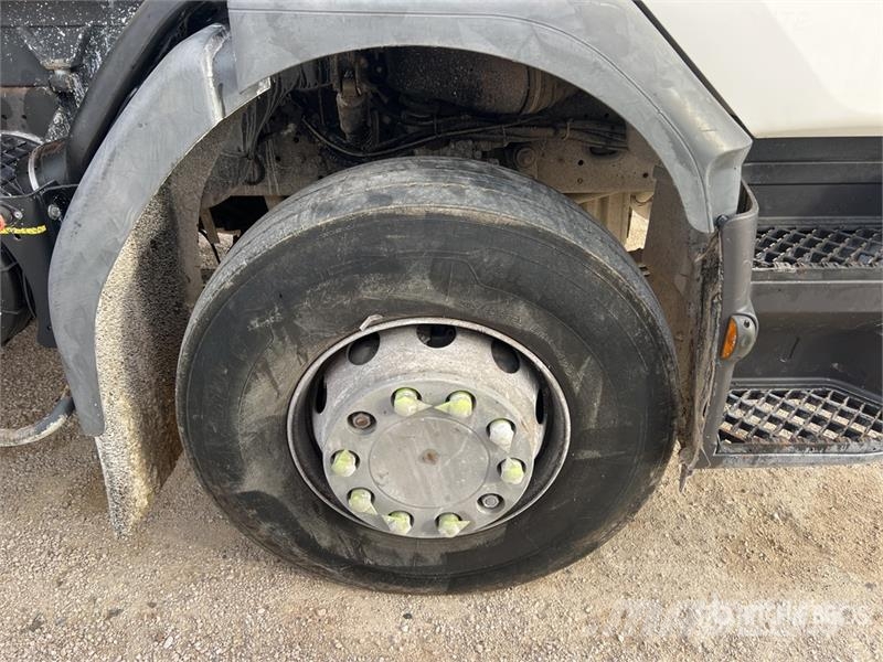 Renault 9000 L on Renault Premium 4x2 Camion Repandeuse A  Autocisterna