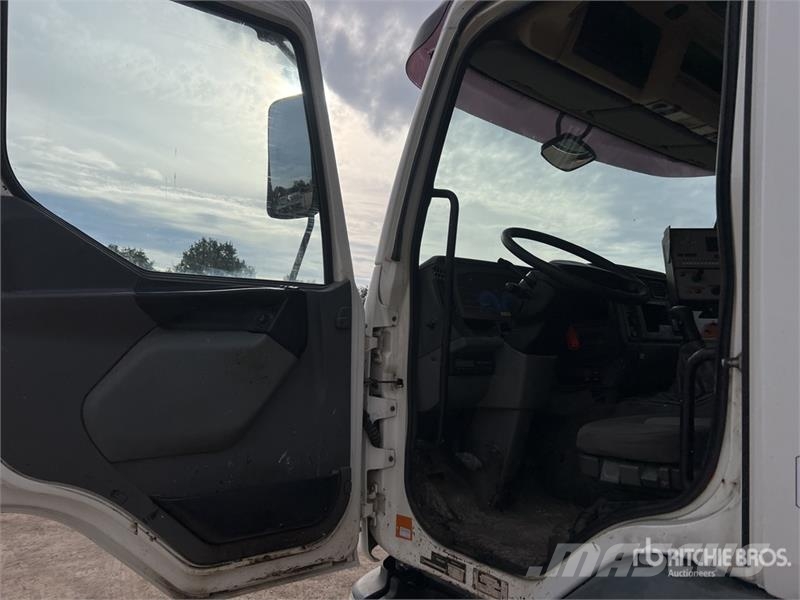 Renault 9000 L on Renault Premium 4x2 Camion Repandeuse A  Autocisterna