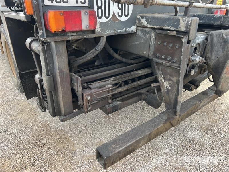 Renault 9000 L on Renault Premium 4x2 Camion Repandeuse A  Autocisterna