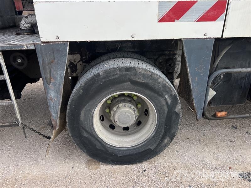 Renault 9000 L on Renault Premium 4x2 Camion Repandeuse A  Autocisterna