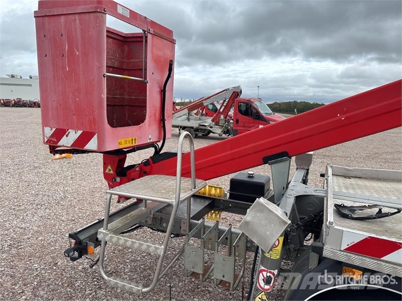 Renault B200T 18 m on Renault Maxity DTI 130 4x2 Nacelle S Piattaforme autocarrate