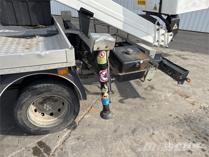 Renault B200T 18 m on Renault Maxity Vehicule Utilitaire B Camion nacelle
