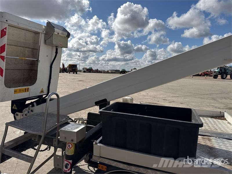 Renault B200T 18 m on Renault Maxity Vehicule Utilitaire B Camion nacelle