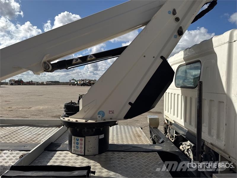Renault B200T 18 m on Renault Maxity Vehicule Utilitaire B Camion nacelle
