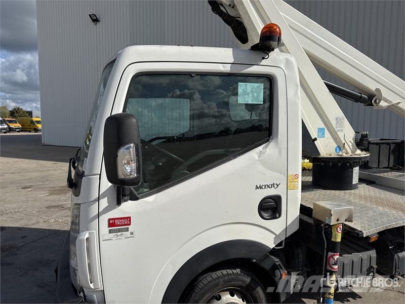 Renault B200T 18 m on Renault Maxity Vehicule Utilitaire B Camion nacelle