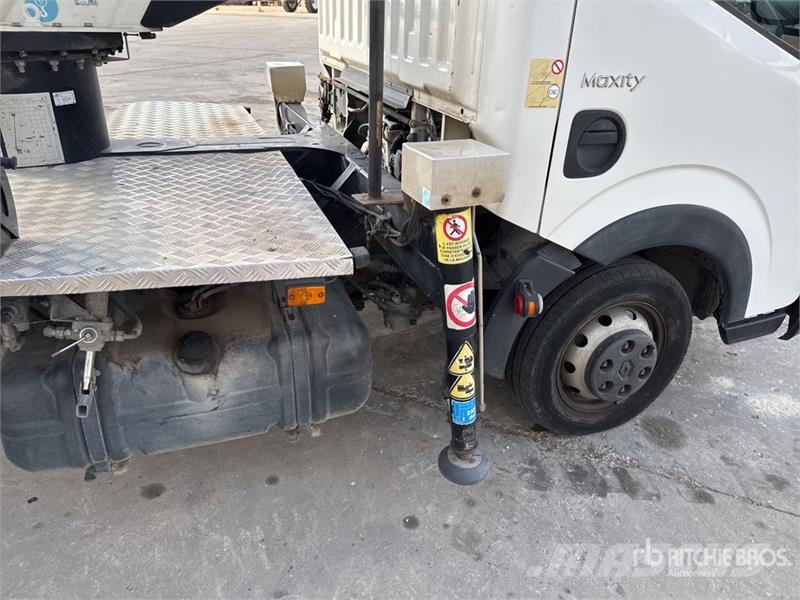 Renault B200T 18 m on Renault Maxity Vehicule Utilitaire B Camion nacelle