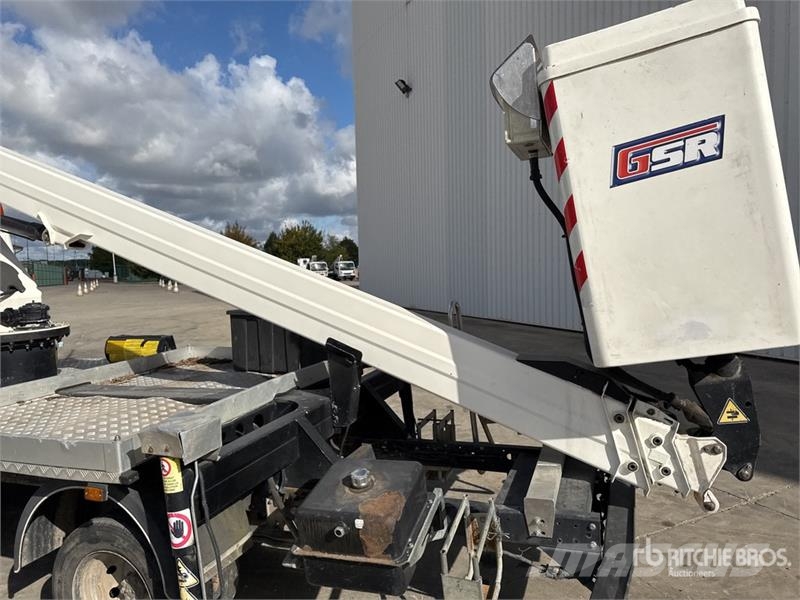 Renault B200T 18 m on Renault Maxity Vehicule Utilitaire B Camion nacelle