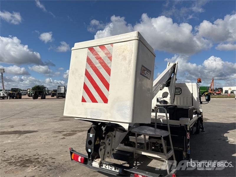 Renault B200T 18 m on Renault Maxity Vehicule Utilitaire B Camion nacelle