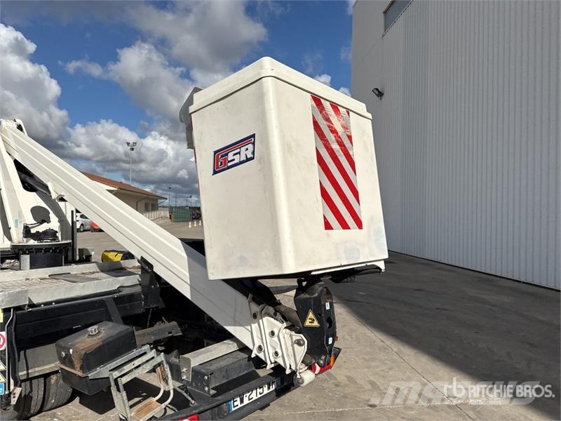 Renault B200T 18 m on Renault Maxity Vehicule Utilitaire B Camion nacelle