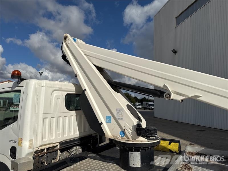 Renault B200T 18 m on Renault Maxity Vehicule Utilitaire B Camion nacelle