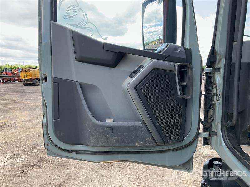 Renault C460 8x4 Twin-Steer Tri/A Dump Truck Tipper trucks