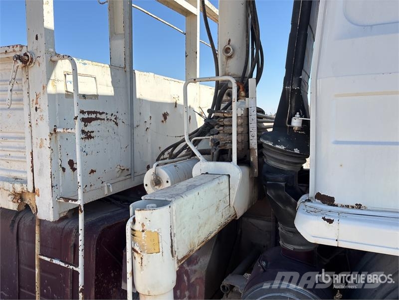 Renault DG-320.26 Flatbed Truck with Crane Автокрани