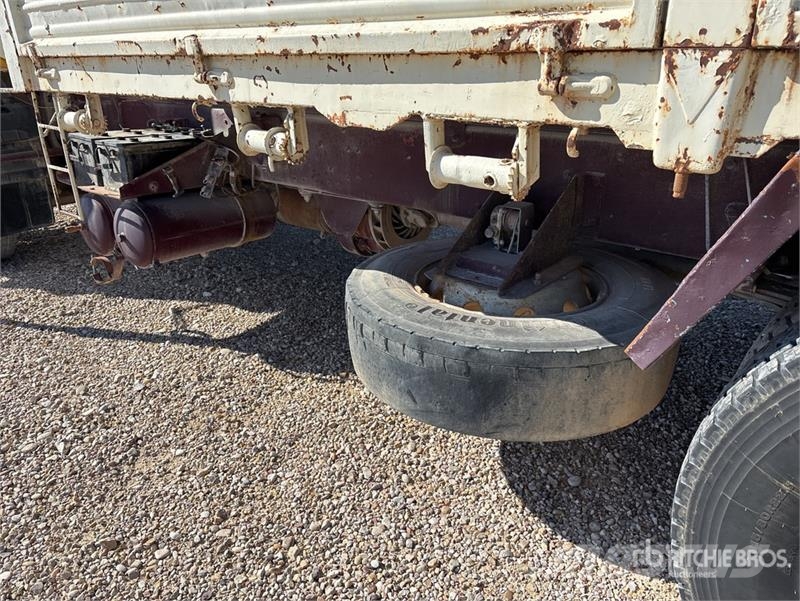 Renault DG-320.26 Flatbed Truck with Crane Автокрани