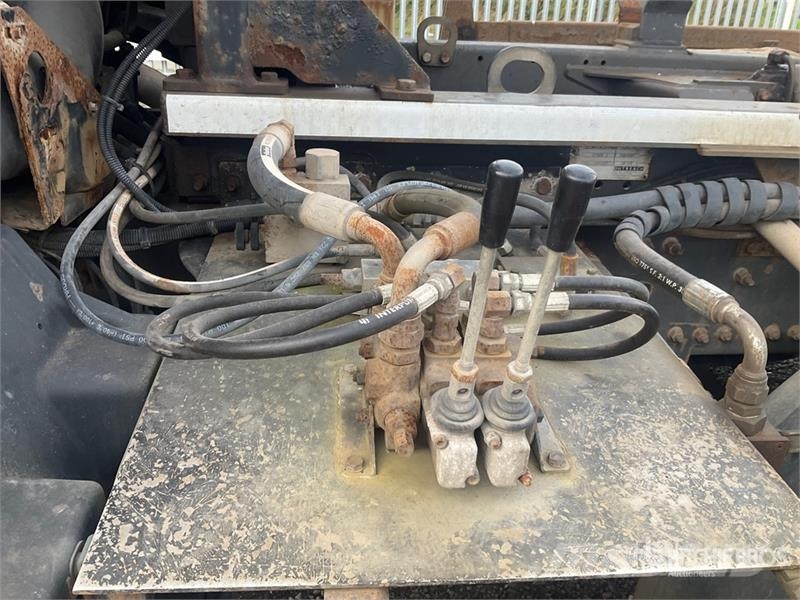 Renault K430 8x4 Twin-Steer Crew Cab Hooklift Truck Krokbil