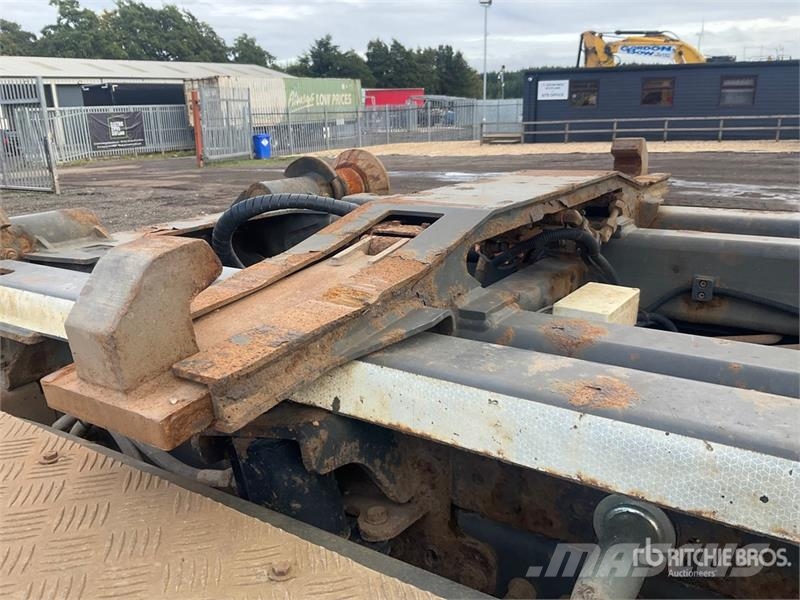 Renault K430 8x4 Twin-Steer Crew Cab Hooklift Truck Krokbil