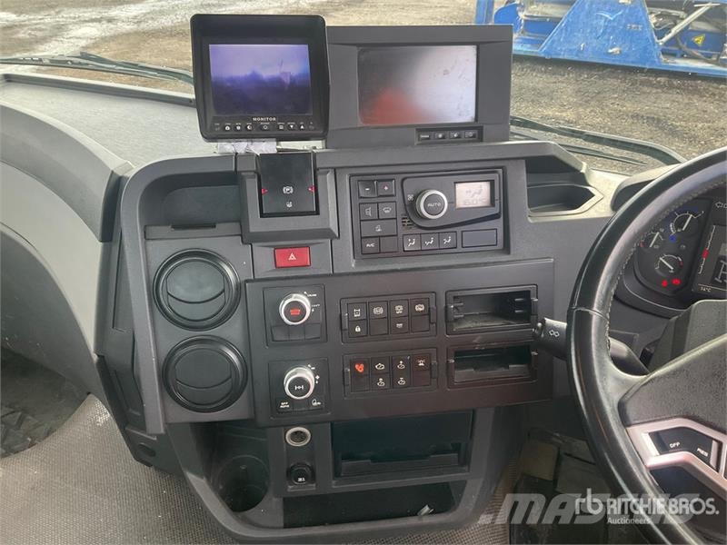 Renault K430 8x4 Twin-Steer Crew Cab Hooklift Truck Krokbil
