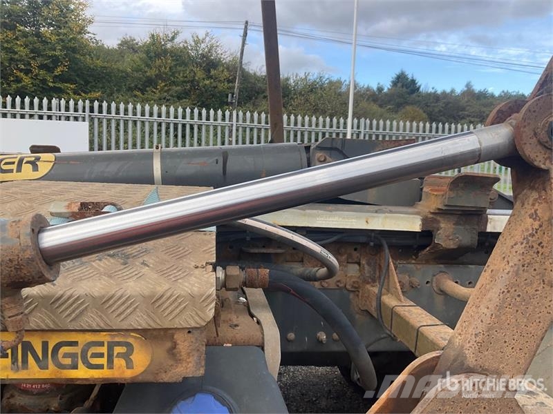 Renault K430 8x4 Twin-Steer Crew Cab Hooklift Truck Krokbil