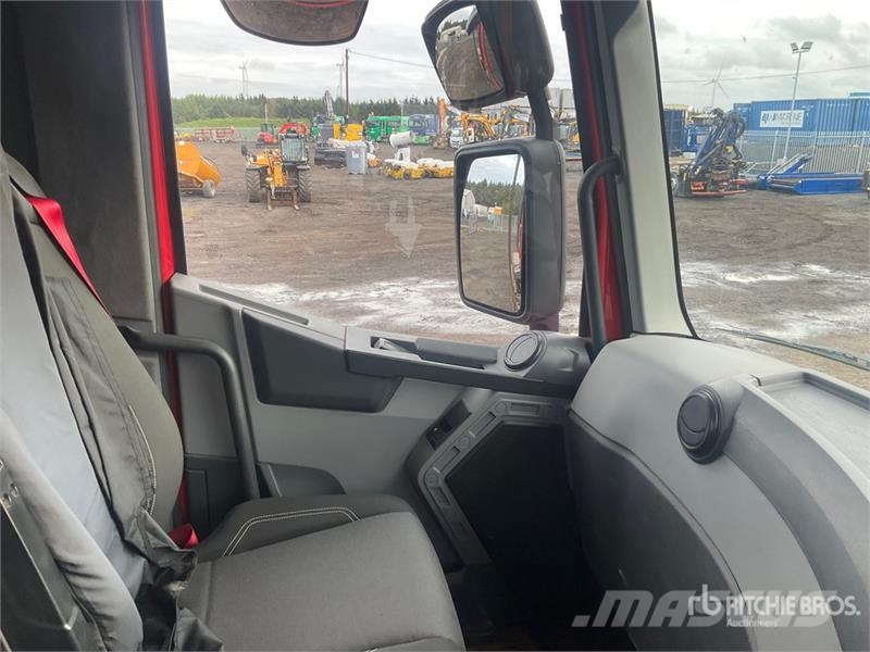 Renault K430 8x4 Twin-Steer Crew Cab Hooklift Truck Krokbil