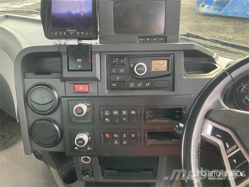 Renault K430 8x4 Twin-Steer Crew Cab Hooklift Truck Krokbil