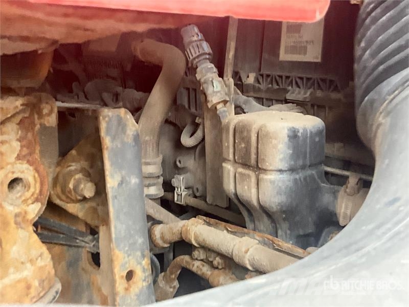Renault K430 8x4 Twin-Steer Crew Cab Hooklift Truck Krokbil