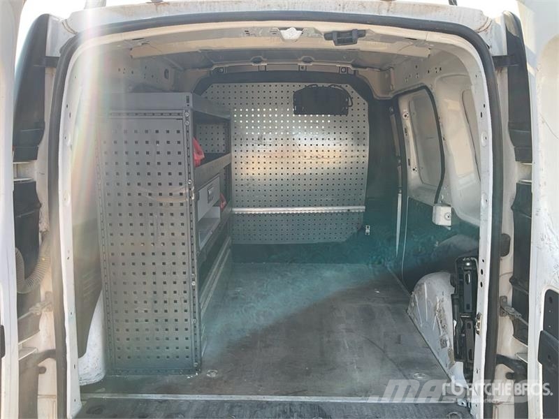 Renault Kangoo Service Cargo Van شاحنة مقفلة