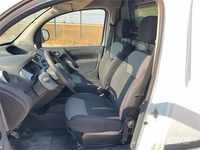 Renault Kangoo Service Cargo Van شاحنة مقفلة