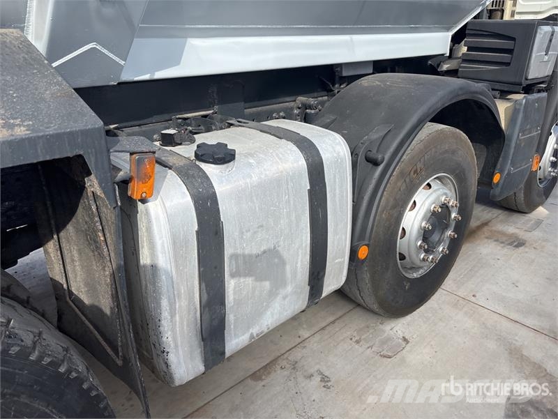 Renault Kerax 500DXI 8x4 Twin-Steer T/A Dump Truck Pašizgāzējs