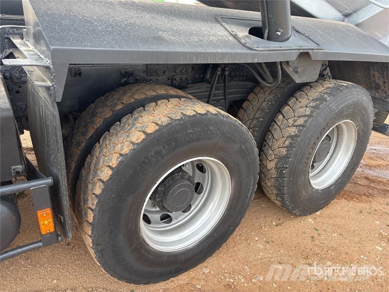 Renault Kerax 500DXI 8x4 Twin-Steer T/A Dump Truck Pašizgāzējs