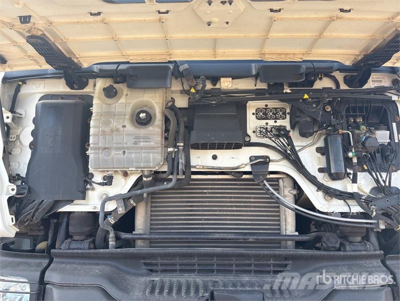 Renault Kerax 500DXI 8x4 Twin-Steer T/A Dump Truck Pašizgāzējs