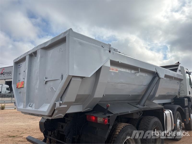 Renault Kerax 500DXI 8x4 Twin-Steer T/A Dump Truck Pašizgāzējs