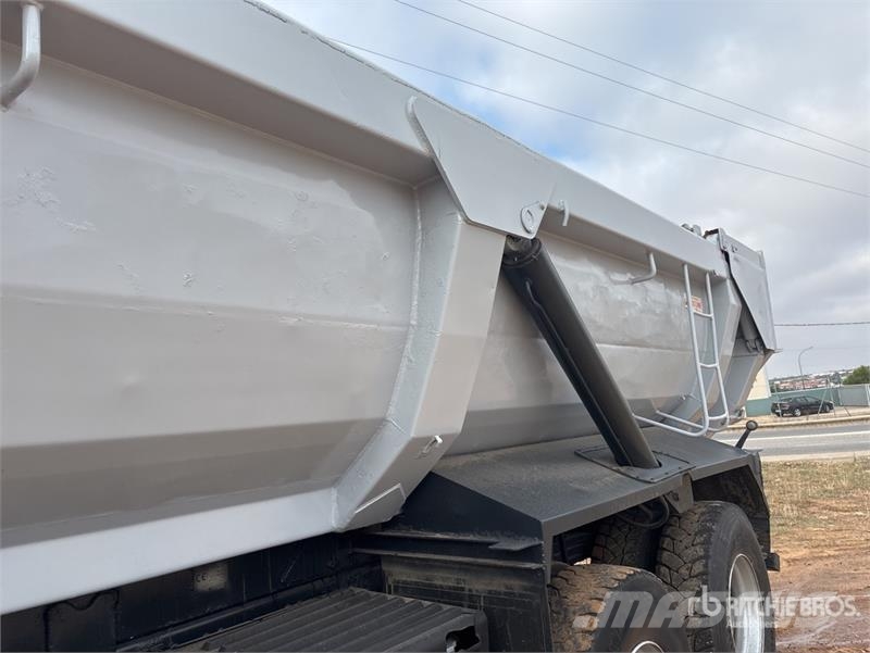Renault Kerax 500DXI 8x4 Twin-Steer T/A Dump Truck Pašizgāzējs