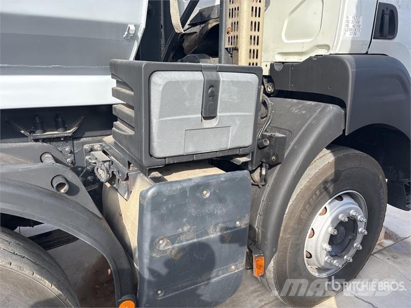 Renault Kerax 500DXI 8x4 Twin-Steer T/A Dump Truck Pašizgāzējs