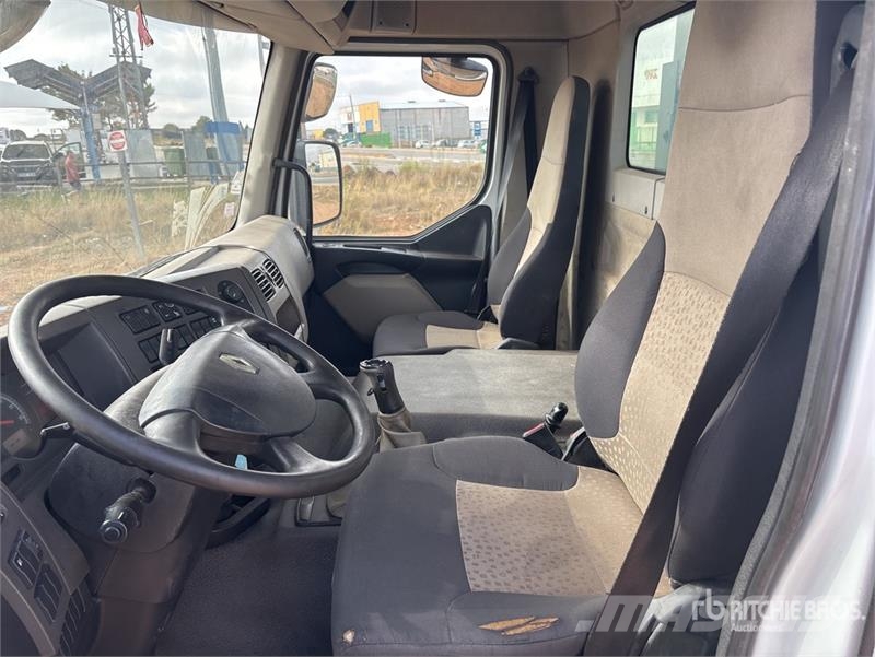 Renault Kerax 500DXI 8x4 Twin-Steer T/A Dump Truck Pašizgāzējs