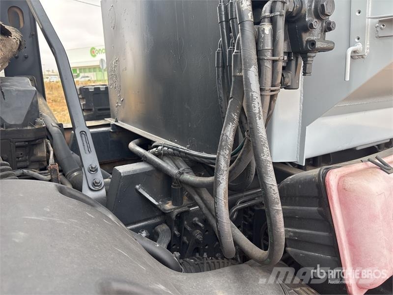 Renault Kerax 500DXI 8x4 Twin-Steer T/A Dump Truck Pašizgāzējs
