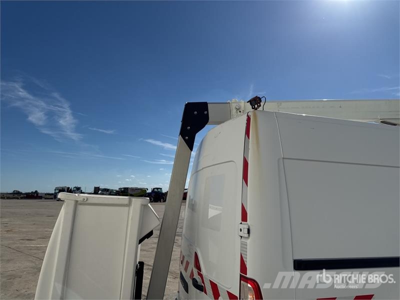 Renault Klubb KL32 10.5 m on Renault Master Camion Nacelle Plataformas sobre camión