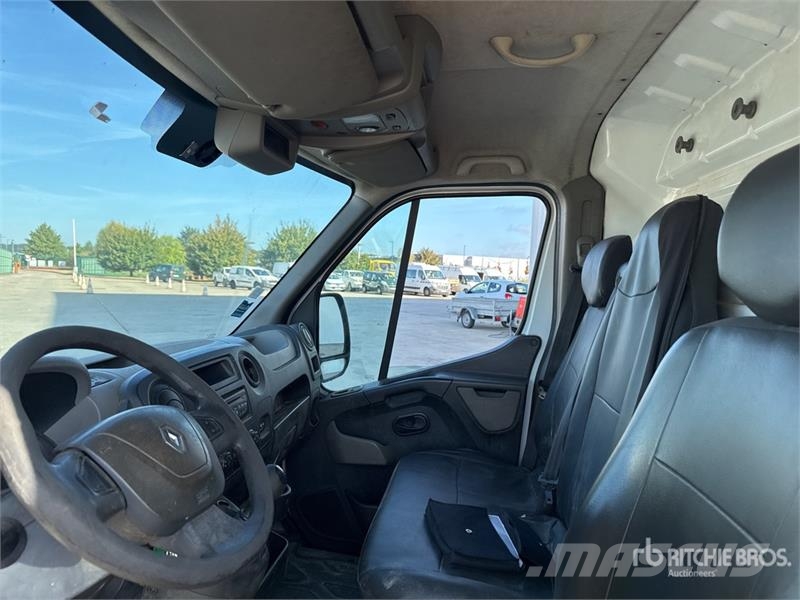 Renault Master شاحنة مقفلة