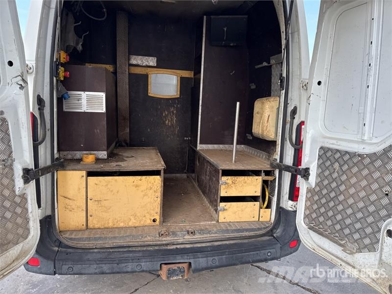 Renault Master شاحنة مقفلة