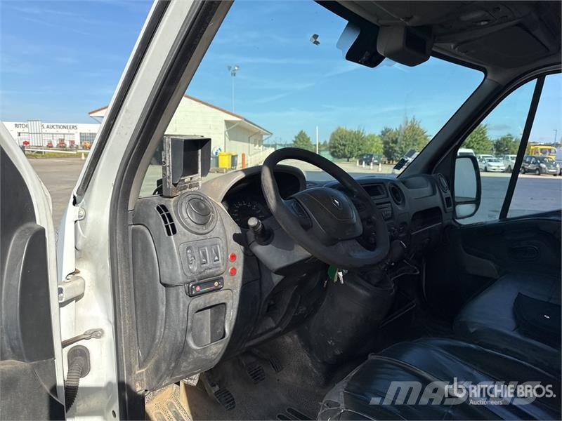 Renault Master شاحنة مقفلة