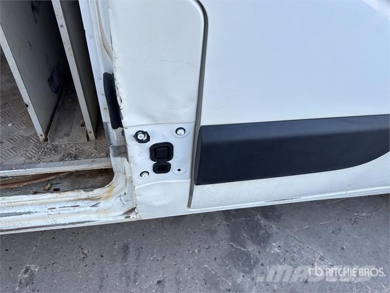 Renault Master شاحنة مقفلة
