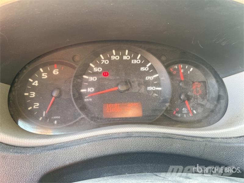 Renault Master 덤프 트럭